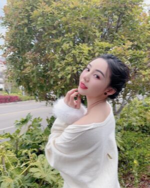 Nguyễn Quỳnh Instagram - E ấy cứ đậu trên người tui và k chịu bay đi cho tới khi tui phải lên xe di chuyển 🦋🦋🦋yêu em