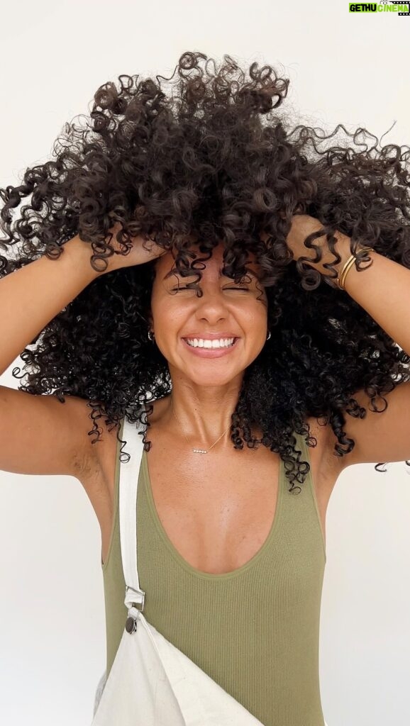 Nia Pettitt Instagram - CURL TIPS! 💅🏽✨🦋💕 — My DM’s are always full of Q’s and I’ve noticed that a lot of you are complicating your routines. Keep it simple and avoid layering so many products as this creates build up and doesn’t let your hair flourish. Giving your hair a good cleanse allows your hair to absorb your conditioner and styling products even more so don’t miss out on that step. Got Q’s? Comment below! #niaTHELIGHT 💕
