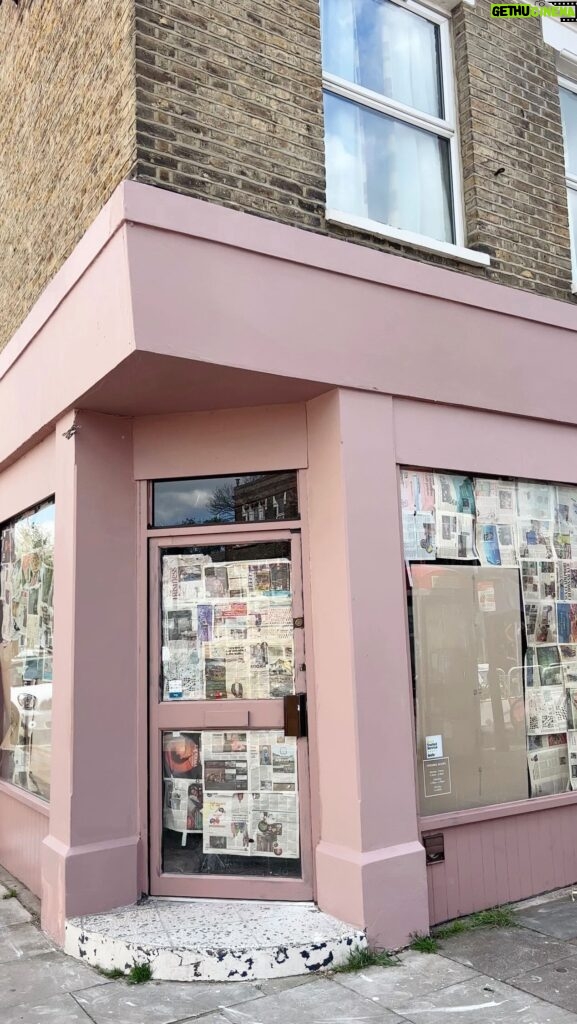 Nia Pettitt Instagram - SALON RENOVATION SERIES, episode #4. 💕 — I finally chose a paint colour and I’m so happy with it, it’s chic and not too overpowering. The space is taking shape now and there are only a few tasks left to be done until it is complete such as the basins installed, the mirrors put up and all the light fixtures to be put on. Once that’s all done, I’ll then go around the space doing the snagging to make sure that everything has a seamless finish. I hope that you are all enjoying this series! #TheCurlBarLondon 💕