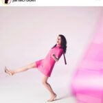 Nia Vardalos Instagram – 🩷 Taking pics with @janacruder is always a fun day. 🩷 styling by @highheelprncess & glam by @helenkalognomosmakeup 🩷