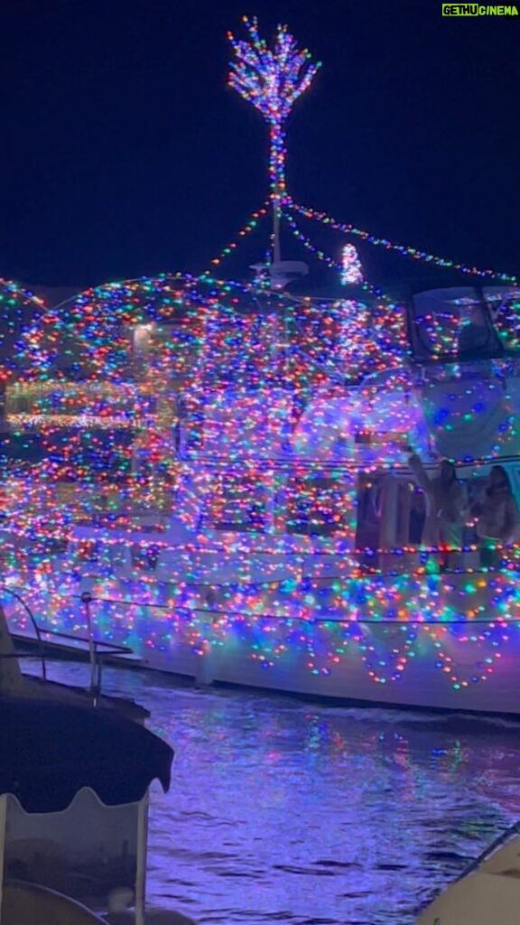 Nia Vardalos Instagram - Huntington Beach holiday boat parade 🌟!!!!