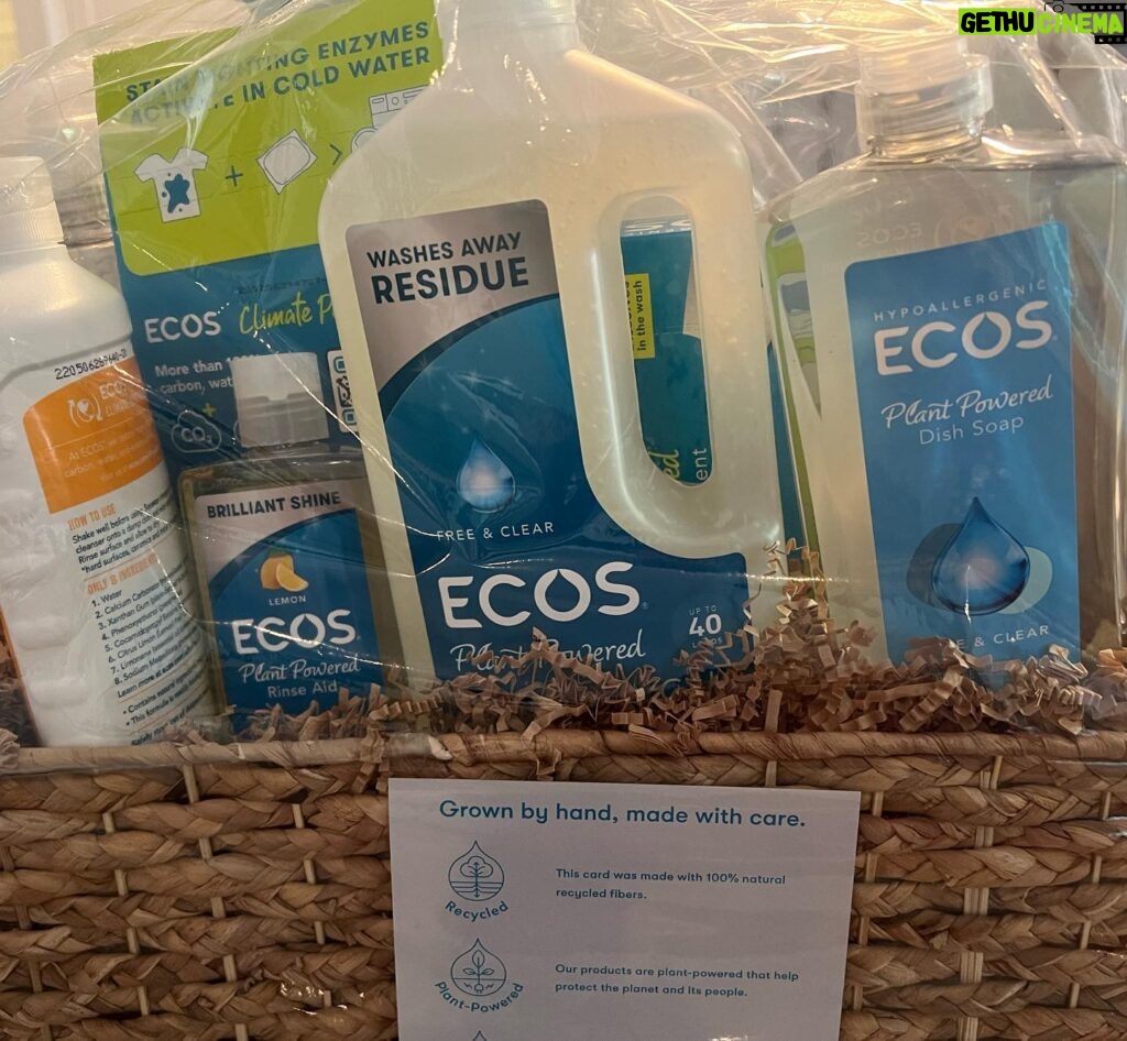Nia Vardalos Instagram - Oooh I love a gift basket!! And I love this brand! It sounds so simple but simply put @ecoscleans makes clean products to clean! 🤔 #noresidue #nochemicals #carbonfootprint #notanadjustafan