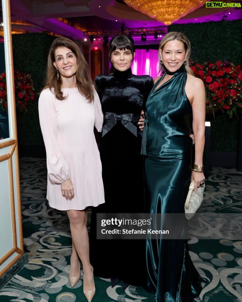 Nia Vardalos Instagram - I love the surprised and delighted expression of my friend @ritawilson as she heard a giant donation announced by last night’s honoree Wallis Annenberg! It was a beautiful night, the 25th year of this @wcrf_unforgettable_evening @wcrfcure event, and these beautiful women gathered in the group photo have raised so much money for cancer research! Also honoring esteemed Demi Moore, it was an incredible and empowering night! And we love a gift bag!! Thank you!