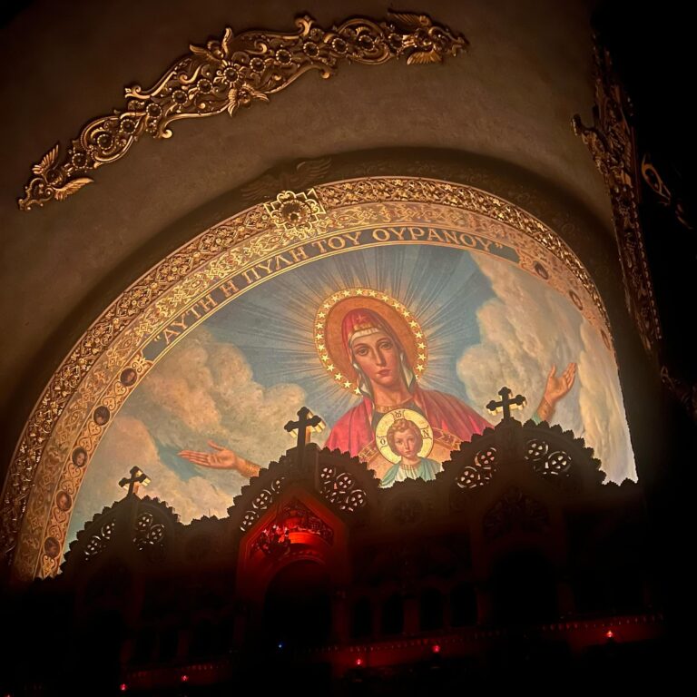 Nia Vardalos Instagram - Last night at St. Sophia Greek Orthodox Cathedral church, this is my favorite service. ❤️ I see it as a quiet moment of new beginnings. Χριστός Ανέστη Hristos Anesti Happy Easter to all who celebrate. Wishing for peace and love for all. ✝️ Let’s eat.