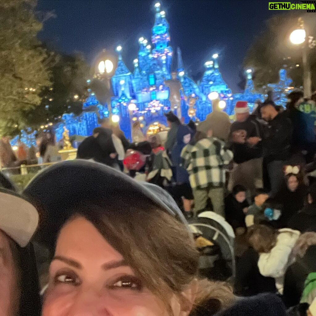 Nia Vardalos Instagram - Thank you @disneyland you are magic. ⭐️⭐️⭐️⭐️⭐️🥰 and a special kiss to my pals @johnstamos & @caitlinskybound for the hookup!