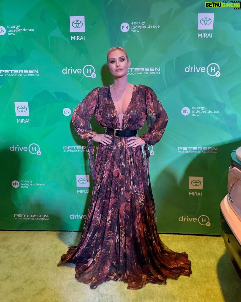 Nicky Whelan Instagram - All things good for planet earth… Thankyou @driveh2 for having me and @aeraidpr for dressing me. All sustainable fashion. Dress by @taibobacar Jewlery @julienriadsahyoun makeup @sarahsullivanmakeup hair @armyzand thanku @creativeprinc #sustainablefashion #gogreen 💚🤍💚