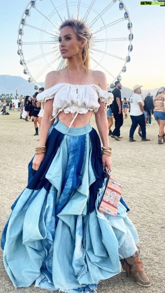 Nicky Whelan Instagram - My first time to stagecoach. I’m not a huge festival person. But I threw myself into this with my besties @morgannyc @djfriese and had such a great time. Not to mention the most loveliest people everywhere we went. Love you guys I’m so grateful Thankyou #stagecoach 🤎🫦🤍