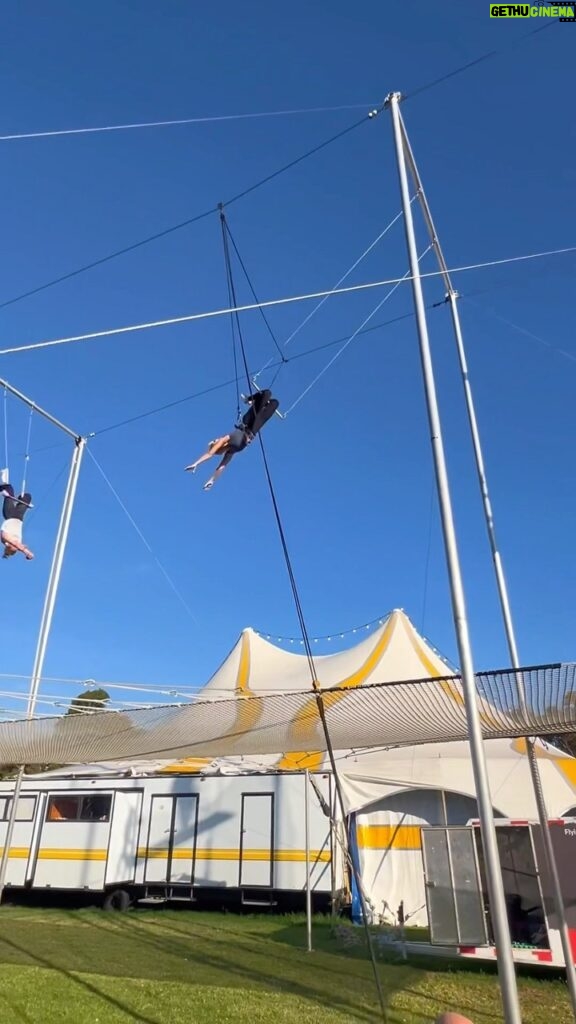 Nicky Whelan Instagram - How are you starting your 2024? Can I suggest heading down to the Mornington peninsula catching the incredible @silverscircus followed by private lesson on the trapeze with @the.fly.factory ! Everything you want is on the other side of fear. Fuck yes to everything let’s go #summerloving #Australia 👊🏼🇦🇺🫣