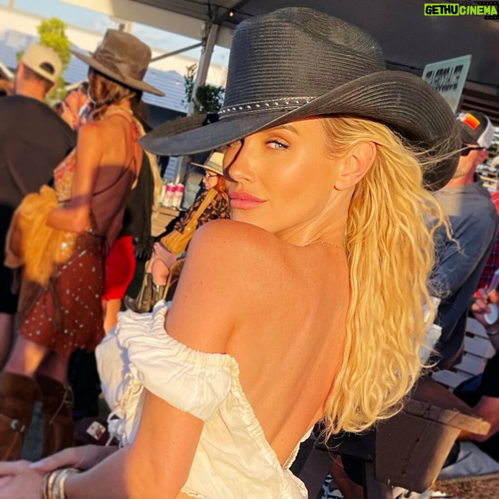 Nicky Whelan Instagram - #stagecoach ✌🏼🫦