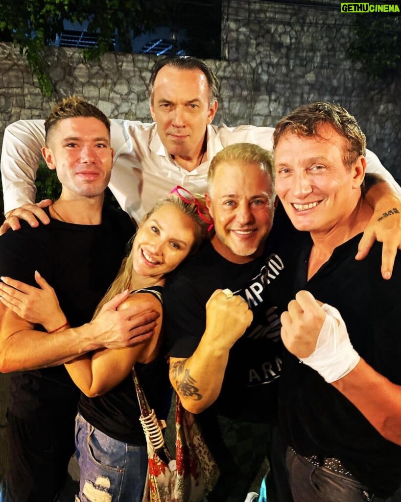 Nicky Whelan Instagram - Always a pleasure Thailand ! I love you guys very much. The adventures never stop. A very special family on this one 🥊🔥🫦