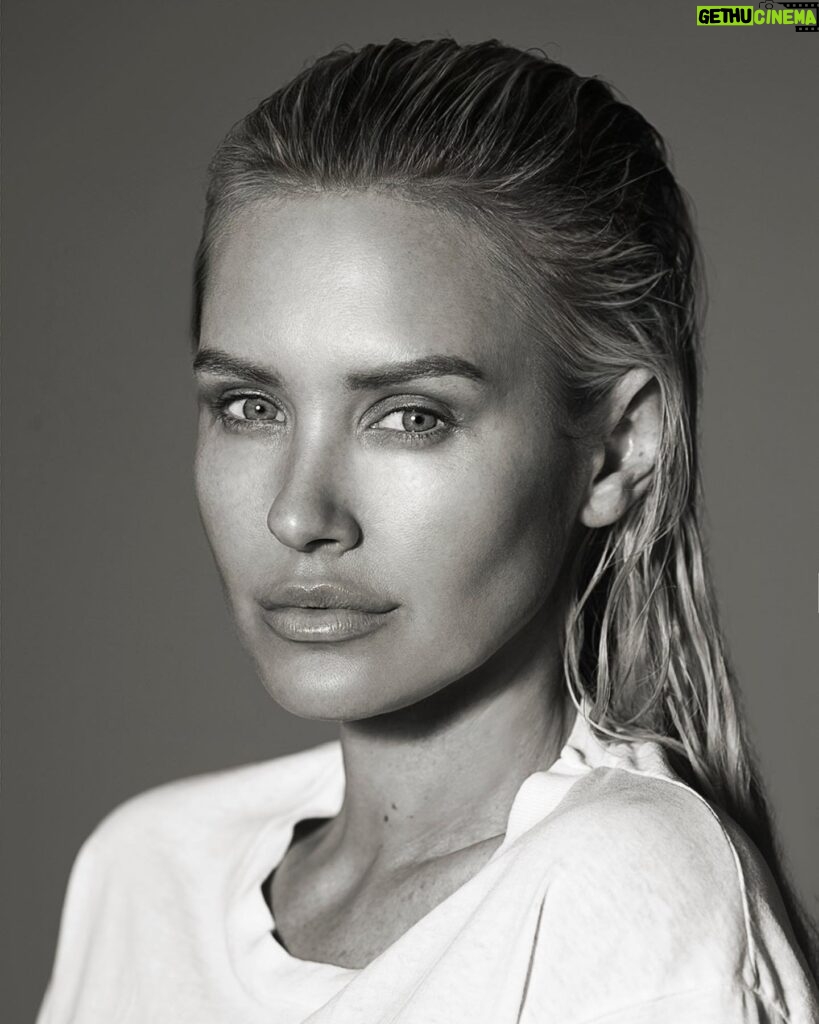 Nicky Whelan Instagram - Clean face. By my fav @robertlynden 💋