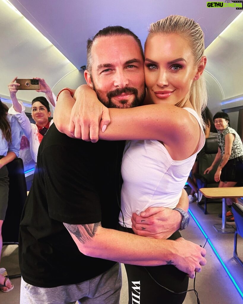 Nicky Whelan Instagram - Always a pleasure Thailand ! I love you guys very much. The adventures never stop. A very special family on this one 🥊🔥🫦