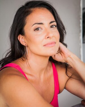 Nicola Correia Damude Instagram - This is my “Serious Actor” Face…🤣🤣🤣 Photography By: @ianbrownphotography Makeup and hair by @jenfishermakeup  @residentalien #measureyourpowernotyourdresssize 🎉🌞❤️ #mentalhealth #womensmentalhealth #womenshealth #bodypositivity #bodypositive #bodypositivemovement #womenempoweringwomen #fitness #fitnessmotivation #womenwholift #womensupportingwomen #womensstrength #powerfulwomen #mentalhealth #womensmentalhealth @i_weigh @jameelajamil @cbcq @shadowhunterstv #shadowhunters @cbctoronto @nbc @appletvplus @cravecanada @primevideo @actradiversityto @actratoronto @actranational #actra #actradiversity #actor #womeninfilmandtv #womeninfilm #mom