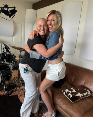 Nicole Eggert Instagram - We’ve been workin’ on a thing 😉🎶

@baywatchtheamericandream 

Swipe for all the fun … and be sure to bust out your red swimsuit !!! ❤️

#baywatch #tvtheme #music #friends