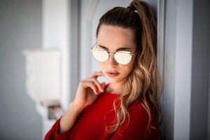 Nicole Mieth Instagram - Heute war ein sehr schöner Tag ☀️ Ich konnte viel Zeit mit meinem Pferd verbringen, dass Wetter genießen und abschalten. Zeit mit meinen Tieren - holt mich immer runter ☺️ Wie sieht es bei euch aus? Was macht ihr um vom Alltag / Arbeitsstress abzuschalten? 📷 @ivonne_mierzowski_fotografie 👗 @glamrock_vienna [Anzeige wegen Markierung] 
#nicolemieth #summer #love #sunglasses #homesweethome #fashion #summerstyle #reddress #kupferhaare #beautiful #shooting #actress #ootd #lifestyle #summerinthecity