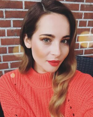 Nicole Mieth Instagram - Happy Monday ❤️ Heute ist Tag der Nuss 🌰 Was soll man dazu sagen. Zeigt her eure Nüsse! Ähh lieber doch nicht.. Welche Nüsse habt ihr am liebsten? Es ist Maroni Zeit und ich liebe sie! Habe zuhause sogar einen eigenen Maroni Bräter 😍 Und ihr so? Kisses eure Nicole #nicolemieth #love #red #ombrehair #tagdernuss #happy