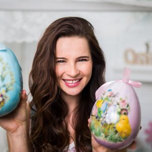Nicole Mieth Instagram - Hippitty Hoppity 🐰🌷
Ich wünsche euch ganz ohne Stress, ein wundervolles Osterfest 🌸🥚 Frohe #ostern 🤗 #easter #ostersonntag #ostereier #springtime #happy #nicolemieth #familytime 📸 @ivonne_mierzowski_fotografie #whitewoodfotostudio