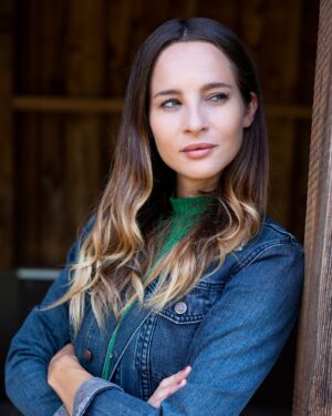 Nicole Mieth Instagram - Einmal Sonnenschein & einen Hauch Frühlingserwachen zum Mitnehmen bitte 🌷💐☀️Ich wünsche euch ein tolles Wochenende und einen bunten März 🤗  #nicolemieth #schauspielerin 
📸 @ivonne_mierzowski_fotografie #portrait #schauspielerfotos #märz #frühlingserwachen #steiermark #austria #jeansgirl #cheapmonday #stallmädchen