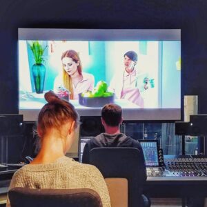 Nicole Mieth Instagram - Hallo meine Lieben! Heute um 20:15 @sat.1 - “Es bleibt in der Familie” einschalten 📺 🤗 #nicolemieth #sat1 #esbleibtinderfamilie #primetime #happy #ilovemyjob #actress #schauspielerin