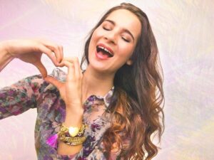 Nicole Mieth Instagram - Schaut mal, was ich von @sugarblossomjewelry zum Valentinstag geschenkt bekommen habe 💜 So in Love! 
Ich habe auch einen eigenen Gutschein exklusiv für EUCH erhalten, der bis zum 31.03.2018 gültig ist! 💝 20% Nachlass gibt es mit dem Code: Nicole 📸 www.sugarblossom.de @ivonne_mierzowski_fotografie