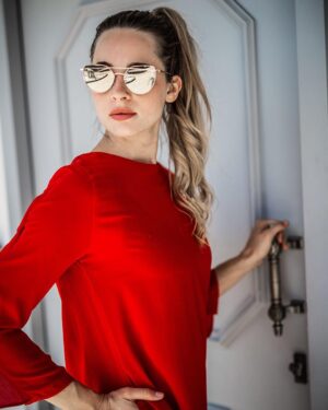 Nicole Mieth Instagram - Happy Thursday ❤️☀️ Ich bin ja so ein Sonnenbrillen Fan 😎 
Ich glaube ich habe 20 verschieden Brillen zu Hause. Welche Accessoires habt ihr gerne? Ringe, Ketten, Ohrringe oder auch Sonnenbrillen? 💍📿👂🏼🕶 #nicolemieth #sunglasses #summeroutfit #reddress #fashion #love #schauspielerin  #thursday #happy #ombrehair #kupferhaare #sonnenbrillenwetter #ootd #model #actress #inspostyle #beauty #hair #styles #outfit
