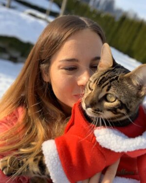 Nicole Mieth Instagram - Weihnachten ist, wenn die besten Geschenke am Tisch sitzen und nicht unterm Baum liegen... 🎄👵🏻👴🏻👩🏽🧑🏼😻🐶🐶 Ich wünsche euch von Herzen fröhliche Weihnachten mit lieben Menschen und glücklichen Momenten. Eure Nicole 😘🤗 #nicolemieth #jimmylebouton #weihnachten #bengalcat #bengalkatze #happy #love #christmas #christmascat #heiligabend🎄