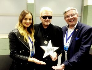 Nicole Mieth Instagram - Was für ein wahnsinns Abend  mit HEINO und Band in Linz! 😎🤟🏼 Alle Berichte gibt’s bei @ard.brisant @servustv @interspot_film @puls4 @puls24news @liferadio @lt1_ooe @heute.at @tv1_oberoesterreich @kronen.zeitung @bild #heino #nicolemieth #helmutwernermanagement #webjoker #abschiedskonzert #rock #rammstein #sonnenbrille #linz #schlager #happy #bellariawien #bellaria #cafébellaria