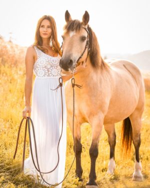 Nicole Mieth Instagram - Genau vor einem Jahr musste ich plötzlich und unerwartet meine Navajo im Alter von 21 Jahren für immer gehen lassen. Noch immer kann ich kaum über diesen Verlust-Schmerz sprechen, so weh tut es. 

Ich war gerade im 4. Monat mit Lennie schwanger und habe versucht meine Gefühle zu zügeln und trotzdem Trauer zuzulassen. Da musste ich ganz schön jonglieren. Ich habe doch schon meinen kleinen Bub auf Navajo reiten gesehen.. 😢 

Sie war wirklich ein ganz besonderes Pferd, MEIN SEELENPFERD 🖤 Ich bin so dankbar über jede Sekunde die ich mit ihr verbringen konnte, alles was ich mit ihr lernen durfte hat mein gesamtes Leben bereichert und positiv geprägt. Wie kostbar die Zeit mit schönen Dingen, Menschen, Tieren doch ist..! #rip #seelenpferd #connemara #liebe #freundschaft