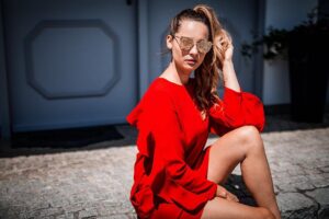 Nicole Mieth Instagram - SUMMER IN THE CITY ☀️
Was habt ihr am Wochenende geplant? Morgen geht es für mich wieder nach Wien und ich genieße die letzten Stunden mit meinen Tieren 💜 [Anzeige wegen Markierung]]
📸 @ivonne_mierzowski_fotografie 👗 @glamrock_vienna [Anzeige wegen Markierung]
#nicolemieth #myhomeismycastle #sunglasses #happy #love #reddress #fashion #dress #summerstyle #summerdress #actress #schauspielerin #model #ootd #saturday