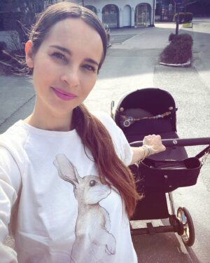 Nicole Mieth Instagram - Einen wunderschönen Ostermorgen meine Lieben Hasen 🐰💐🐣 Das erste Osterfest mit unserem kleinen Schatz war so schön! Mit Kindern macht es einfach doppelt so viel Freude 🥰 Heute werden die ersten Ostergeschichten aus Lennies neuen #Pixi Büchern vorgelesen 📚 Und was habt ihr so schönes vor? FROHE OSTERN 🌷
