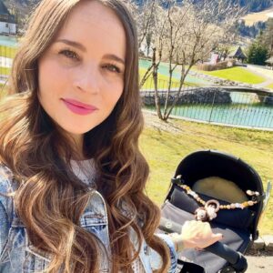 Nicole Mieth Instagram - Heute ist unser Lennie Baby genau 6 Monate an unserer Seite und es ist einfach so wunderschön und aufregend 💙👶🏼 Endlich klappt das Spazierengehen mit dem KiWa auch richtig gut 😆 Hier in Tirol macht das nämlich doppelt Freude und freue mich auf viele Abenteuer und tolle Momente 🥰 Happy Sunday, Bussi eure Nicole #nicolewerner #kitzbühel #arosakitzbühel #cybexbyjeremyscott #happy #love #tirol #summervibes #sunday