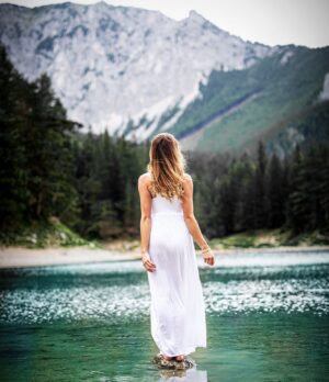 Nicole Mieth Instagram - Ich wünsche heute allen die frei haben einen schönen #mariahimmelfahrt Feiertag 👼🏼 🙏🏼 Passend dazu, hier ein Foto von unserem wundervollen Shooting am grünen See in der Steiermak 🏔 Wiedermal ein großes Dankeschön an meine Liebe @ivonne_mierzowski_fotografie 🤗 
#nicolemieth #grünersee #steiermark #austria #feiertag #österreich #portrait #berge #schauspielerin #moderatorin #wandern #tragöss #weißeskleid #ombre #balayage #august #natur #wasser #wundervoll #zauberwald