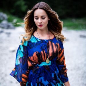 Nicole Mieth Instagram - Ich wünsche euch einen schönen 1. Mai 💐 Ab morgen haben wieder öffentliche Plätze und Geschäfte in Österreich geöffnet. Tatsächlich habe ich die Ruhe etwas genossen, sich auf die wichtigen Dinge im Leben zu besinnen, weg von Social Media und Chaos. Nur Natur, meine Tiere, mein Freund & Ich. Dennoch bin ich froh, langsam wieder zur “Normalität” zurück zu gelangen und vor allem bald wieder meine lieben Freunde und Familie zu sehen. 💚 Wie geht ihr mit der aktuellen Situation um? 😷 Foto: @ivonne_mierzowski_fotografie 📸💚#socialdistancing #backtoreality #nicolemieth #schauspielerin #nature #grünerseeaustria #steiermark #erstermai  #austria