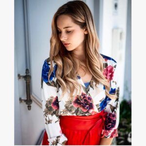 Nicole Mieth Instagram - Flower Power für den Juli 🌸☀️ Ich liebe dieses Outfit 😍 Vielen lieben Dank @ivonne_mierzowski_fotografie für dieses tolle Ergebnis! Schwarze Haare adieu 🙋🏼‍♀️ Was meint ihr? 
#nicolemieth #floweroutfit #kupferblond #love #summerdress #ootdfashion #thursday #fashionphotography #schauspielerin #stuttgart