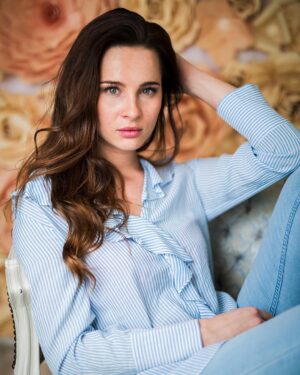 Nicole Mieth Instagram - [Werbung] Happy #miethwoch ☀️ Found my spring look & just checked in to @whitewoodfotostudio 🌸🌷Thank you @ivonne_mierzowski_fotografie 📸 Maybe the most beautiful season has begun 💕#love #spring #nicolemieth .
.
.
.
.
#schauspielerin #happy #frühling #zara #flowers #brownhair #beautiful #model #shooting #ootd #wednesday  #zara #greeneyes #wien #vienna