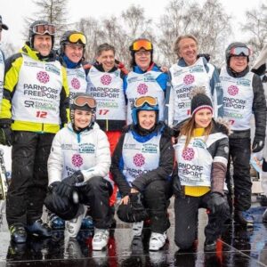 Nicole Mieth Instagram - Rasant ging es bergab beim #Promiskirennen in @stuhleck ⛷🎿 23.000 Euro kamen Vera Russwurms Projekt "Komm und hilf mit Vera" zugute. Als „Piefke“ unter die Top-Ten geschafft, dass ist doch super 😆🏅Seid ihr auch auf Ski unterwegs oder eher mit dem Snowboard? Ich wünsche euch ein tollen Start in die neue Woche! Bussi, eure Nicole 😘 📸René Brunhölzl #stuhlecksemmering #kurtfaist #skifahren #promiskirennen2020 #nicolemieth #schauspielerin #semmering #winter #austria #ibes #casinobaden #charityevent