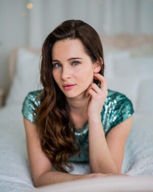 Nicole Mieth Instagram - [Werbung] Wie Schön! Ab heute lässt sich wieder die Sonne blicken 😍☀️ In diesem Sinne habe ich hier ein frühlingshaftes, wundervolles Ergebnis von meinem Shooting mit meiner lieben @ivonne_mierzowski_fotografie 💕
Happy Thursday to you 🤗 
#nicolemieth #schauspielerin #vienna