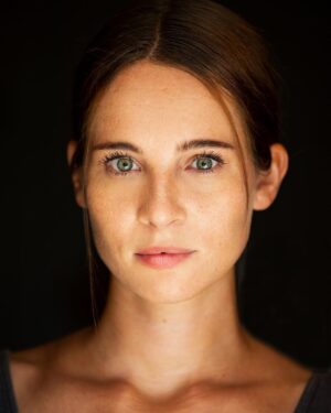 Nicole Mieth Instagram - 📸 New Headshot‼️Am 03.12.21 geht es weiter und ich moderiere in der @stadthallewuppertal die wunderbare #heinogoesklassik Tournee mit unserem Stargeiger @yuryrevich und @franzlambert_official 🎻 Hoffen wir, dass Corona uns keinen Strich durch die Rechnung macht 🙏🏼 Ich freue mich auf euch 🤗 #staystrong #heino #nicolemieth #wuppertal #happy #stadthallewuppertal