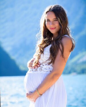 Nicole Mieth Instagram - Hier ein weiteres wundervolles Bild aus dem 9 Months Shooting mit meiner lieben @nicolemieth vor dem wunderbaren Bergpanorama 🫶🏼📸

#9monthspregnant  #babybauchshooting #nicolewerner #nicolemieth #actress #schauspielerin #schwanger #outdoorshooting #ivonnemierzowskifotografie #portraitphotography #canonphotography #canondeutschland