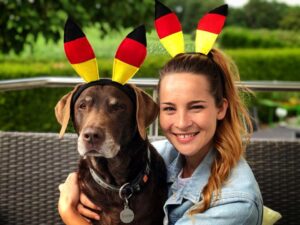 Nicole Mieth Instagram - Egal wie es heute Abend ausgeht, Janus und ich sind in Feierlaune 😀🎉Wo schaut ihr das Spiel? Liebe Grüße aus der Heimat! #matchday #gerswe #zsmmn #diemannschaft #worldcup2018 #dfb #bestneverrest #wm2018 @fifaworldcup @dfb_team