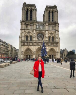 Nicole Mieth Instagram - Nicole von Notre Dame. Eine wirklich wunderschöne Kathedrale, nur den Buckligen habe ich nicht gesehen.. 🧟‍♂️ #nicolemieth #love #Paris #notredame #wintercoat #photooftheday #redoutfit #trip #kathedrale #frankreich #happy #winteroutfit