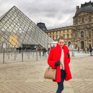 Nicole Mieth Instagram - Das erste Mal gehe ich ins Louvre Museeum und gespannt auf die Mona Lisa 👀 Habt ihr sie schon gesehen? Ich wünsche euch eine tolle Woche! Eure Nicole 🤗#nicolemieth #paris #louvre #redoutfit #love #jetaime #prada #travel #visiting #instagood #photooftheday #fashion #actress #schauspielerin #coat #wintercoat
