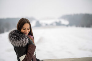 Nicole Mieth Instagram - [Werbung] Aktueller Status in Wien: 
Kalt, Schnee, Winter! ❄️☃️
Haben wir morgen wirklich Frühlingsanfang? Ich bin ja gespannt, ob wir Ostern in Weiß verbringen 😀 Ich liebe ja den Schnee, nur eher an Weihnachten oder auf der Skipiste. Und auch wenn mein Auto wegen der Kälte so oft nicht anspringt, meine Hände trotz Handschuhe einfrieren und die Osterdeko zu Hause schon steht, wir machen das Beste draus 😀 
Wie schaut es bei euch aus?
📸 @ivonne_mierzowski_fotografie
.
.
.
#vienna #nicolemieth #model #schlossschönbrunn #winter #cold #love #snow #beautiful #brownhair #pictureoftheday #monday #wien #shooting #sportalm #view #roecklofficial