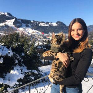 Nicole Mieth Instagram - Grias di! In vollen Zügen genießen wir auf der Sonnenseite ohne Stress und Trubel das #Hahnenkamm Wochenende in #Kitzbühel 🎿🏔☀️ Seid ihr auch dabei oder eher nicht so am Skisport interessiert?  #nofilter #nicolemieth #kitzbüheleralpen #bestoftheday #bengalcat #jimmylebouton #bengalkatze #bengalcatsofinstagram #catsofinstagram #catlovers #canadapooch #love #hahnenkammrennen #sonnberg #streif