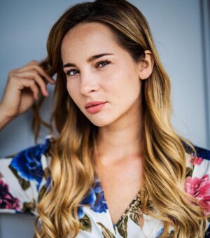 Nicole Mieth Instagram - Frohe Ostern ihr Hasen! 🐰🥚💐#ostersonntag #liebe #ostern #nicolemieth #osteroutfit #ivonnemierzowskifotografie #schauspielerin #vienna #floweroutfit