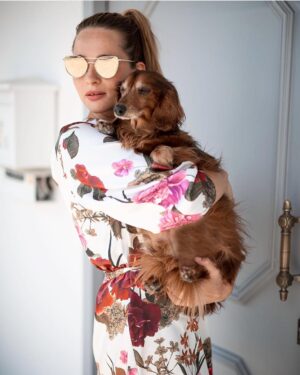 Nicole Mieth Instagram - Happy Monday ❤️💜 Hund oder Katze? Also ich habe beides 🐶🐈 Wobei, mein Kater scheint ein Hund zu sein 😹 @sam_the_bengal 
Kisses from Anton 🐾💜❤️ #nicolemieth #mondaymood #love #anton #dackelliebe #teckeldog #dackel #langhaardackel #opa #olddog #happy #summer #sunglasses #summerfashion #summerdress #mylove #mydog #meineinundalles #animalovers