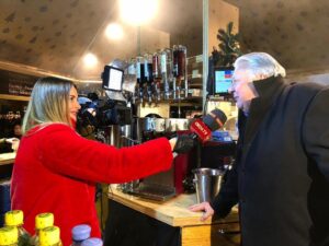 Nicole Mieth Instagram - Mein letzter Job für das Jahr 2018 - endlich durfte ich mal pikante Fragen stellen und die Promis ausgequetschten 😄 Hier mit @edifingerjunior & #sibyllerauch für @oe24.at 📺 Wie feiert ihr heute Silvester? 🎉 Ich genieße den Abend mit meinem Freund, Eltern und Kater 😆🍾🎊☘️🎆 #nicolemieth #edifingerjr #moderatorin #actress #rotermantel #nofur #winteroutfit #schlossschönbrunn #christkindlmarkt #happy #ilovemyjob #promitalk