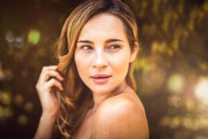 Nicole Mieth Instagram - Hallo ihr Lieben! Ich wünsche euch goldige Ostertage mit viel Sonne (im Herzen) ☀️💐🐇🥚 Besos, eure Nicole 🌸 #nicolemieth #ostern #frühling #love #portrait #shooting #moderatorin #schauspielerin #wien #vienna #easterbunny #gold #karfreitag