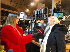 Nicole Mieth Instagram - Mein letzter Job für das Jahr 2018 - endlich durfte ich mal pikante Fragen stellen und die Promis ausgequetschten 😄 Hier mit @edifingerjunior & #sibyllerauch für @oe24.at 📺 Wie feiert ihr heute Silvester? 🎉 Ich genieße den Abend mit meinem Freund, Eltern und Kater 😆🍾🎊☘️🎆 #nicolemieth #edifingerjr #moderatorin #actress #rotermantel #nofur #winteroutfit #schlossschönbrunn #christkindlmarkt #happy #ilovemyjob #promitalk
