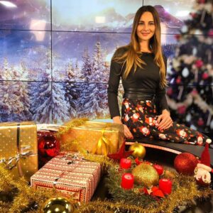 Nicole Mieth Instagram - Es heißt: Zur Weihnachtszeit werden wünsche wahr! Darum wünsche ich Euch Glück, Zufriedenheit und Gesundheit sowie ein gutes neues Jahr! 🎅🏽🎄Heute zu Heiligabend lese ich eine Weihnachtsgeschichte auf OE24 TV, den Link gibt’s ab morgen in meiner bio 😘 Frohe Weihnachten euch allen 🤗🤶🏼 #happy #austria #vienna #weihnachten #weihnachtsgeschichte ##christmasdress #christmasoutfit #helmutwernermanagement #schauspielerin